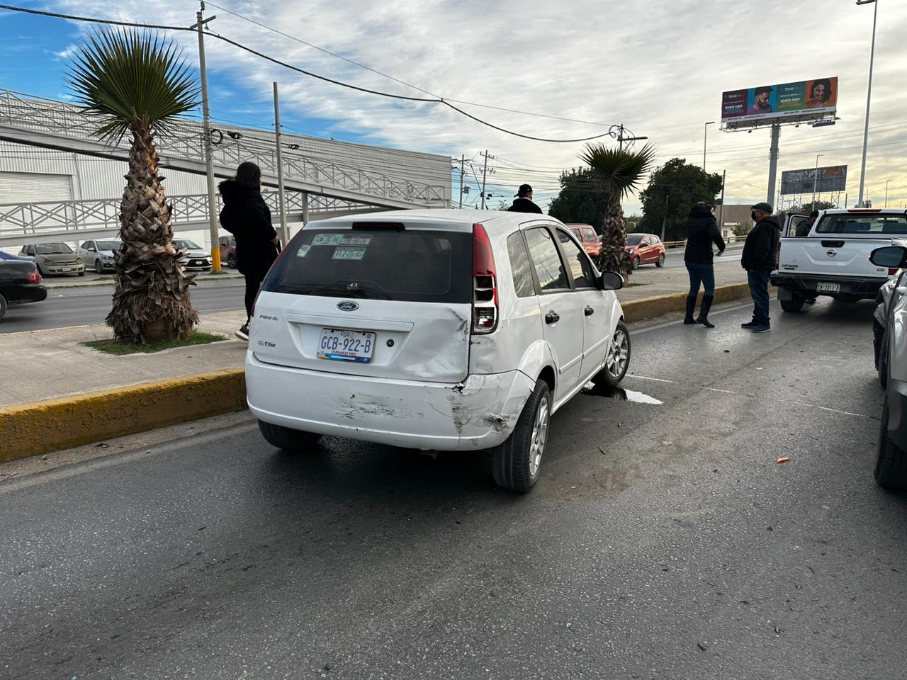 Los tres conductores involucrados en el accidente se desplazaban de poniente a oriente sobre la carretera Torreón - Matamoros.