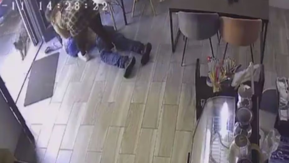 VIDEO: Empleada taclea a ladrón que intentaba robar tablet en una cafetería 