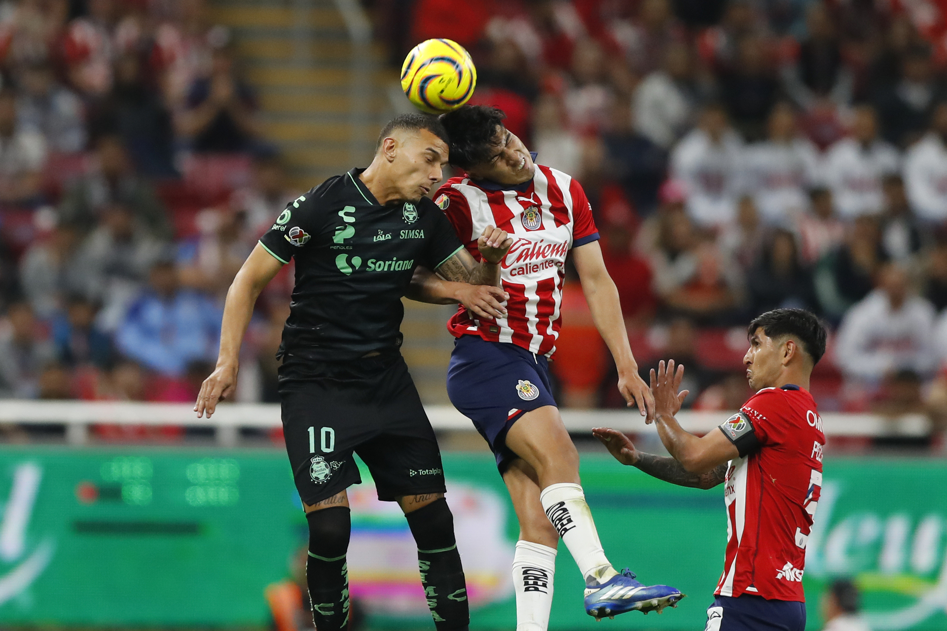  Erick Gutiérrez (c) y Víctor Guzmán (d) del Guadalajara disputan hoy el balón con Franco Fagúndez del Santos Laguna, durante un partido por la jornada 1 del torneo Clausura 2024 de la Liga MX, en el Estadio Akron en Guadalajara, Jalisco (México). EFE/ Francisco Guasco