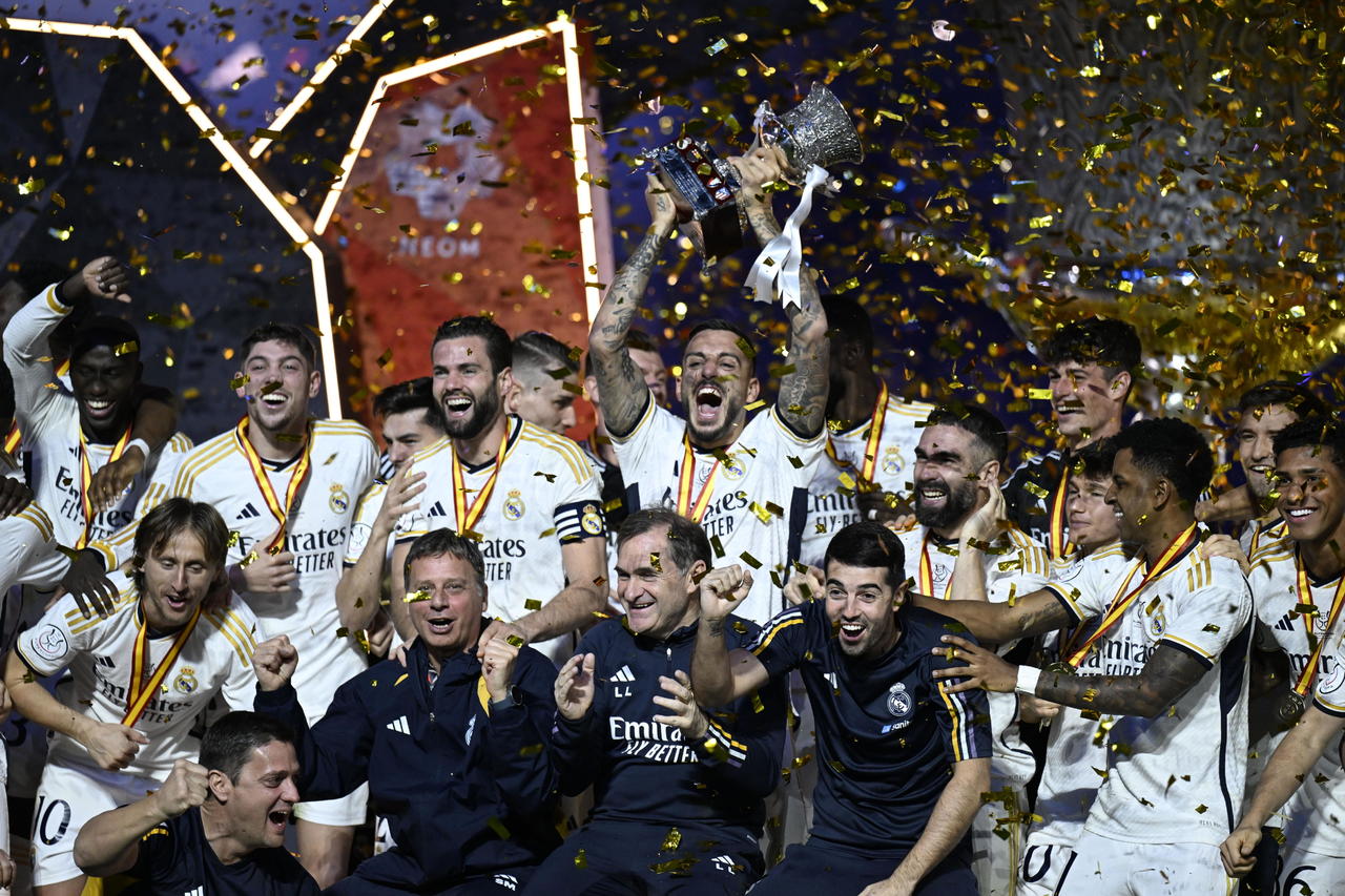 El Real Madrid celebró su decimotercera Supercopa de España sobre el césped del estadio Al-Awwal Park, ante el Barcelona que esperó a que Nacho Fernández recogiera el primer trofeo como capitán Merengue (EFE) 