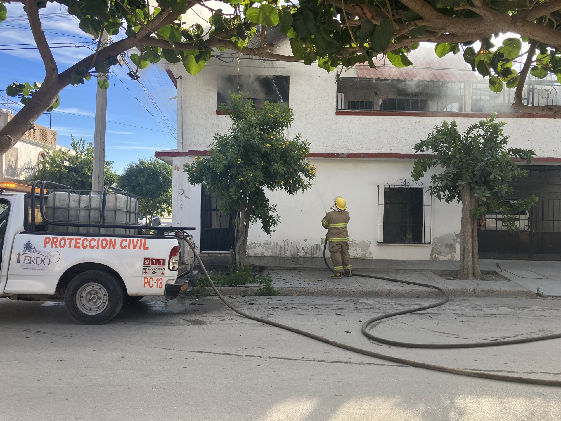 Incendio arrasa con la segunda planta de un domicilio en Lerdo