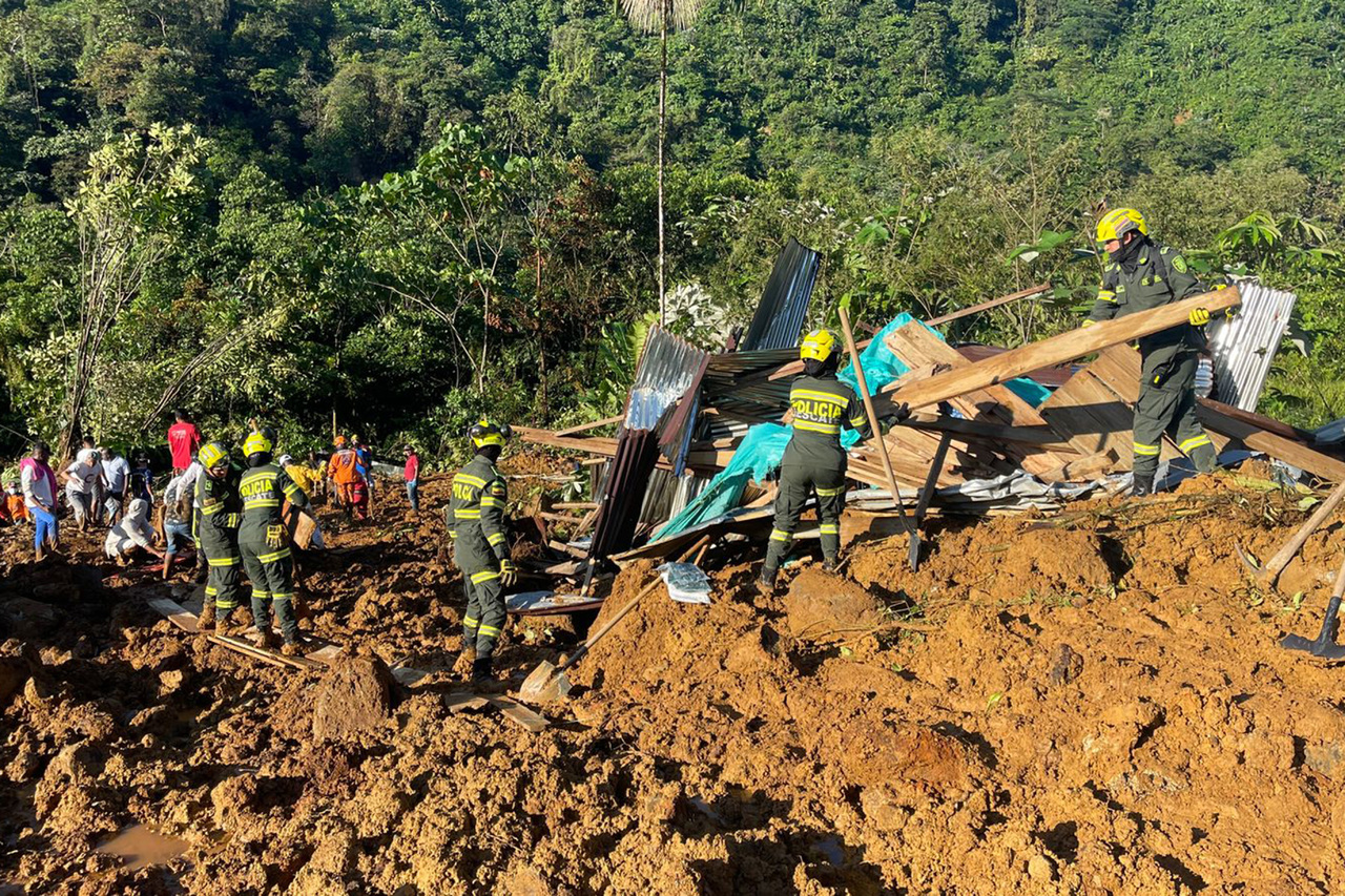 Derrumbe deja 38 muertos en Colombia