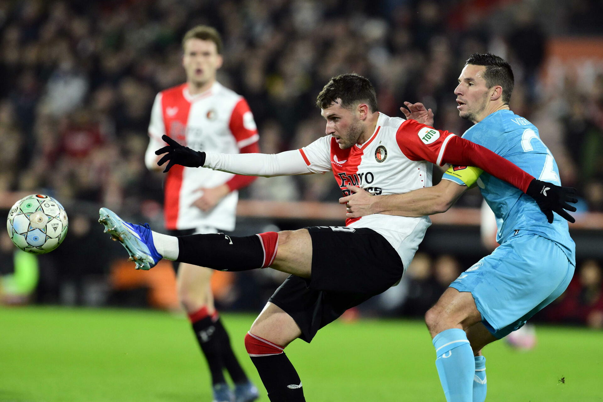 Santiago Giménez marca golazo con el Feyenoord