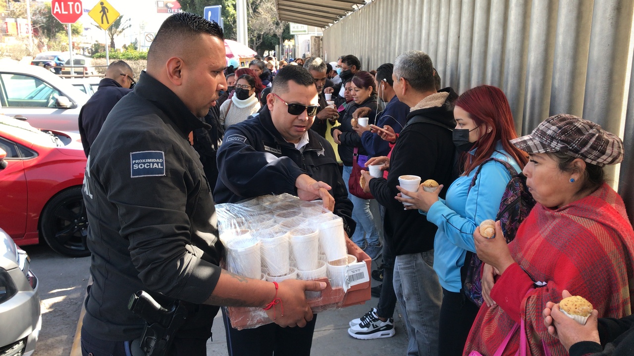 Entregan policías pan y chocolate en clínica 16 del IMSS en Torreón