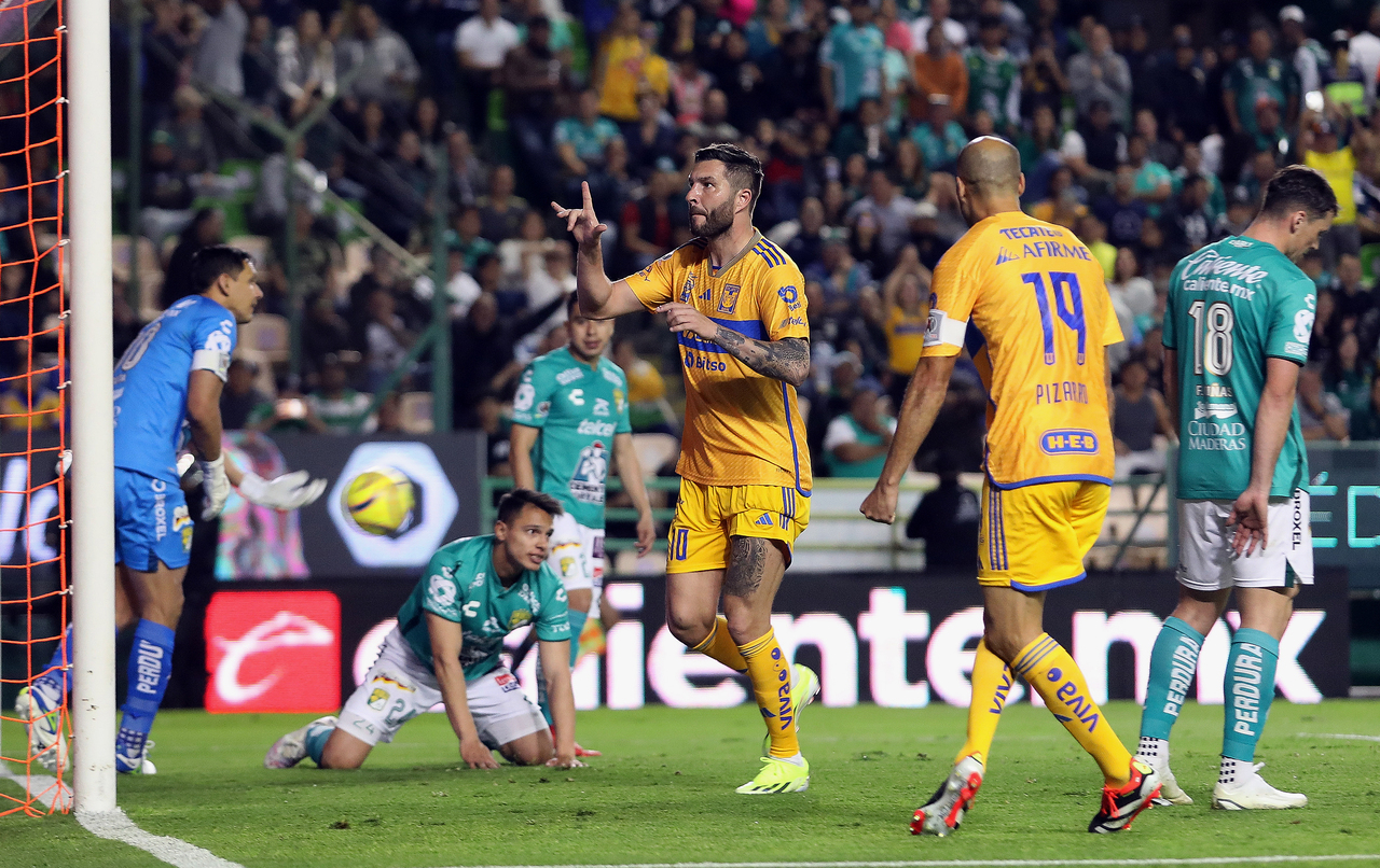 André-pierre Gignac (c) de Tigres celebra un gol anotado al León anoche, durante el duelo pendiente por la primera fecha del Clausura 2024 (EFE)