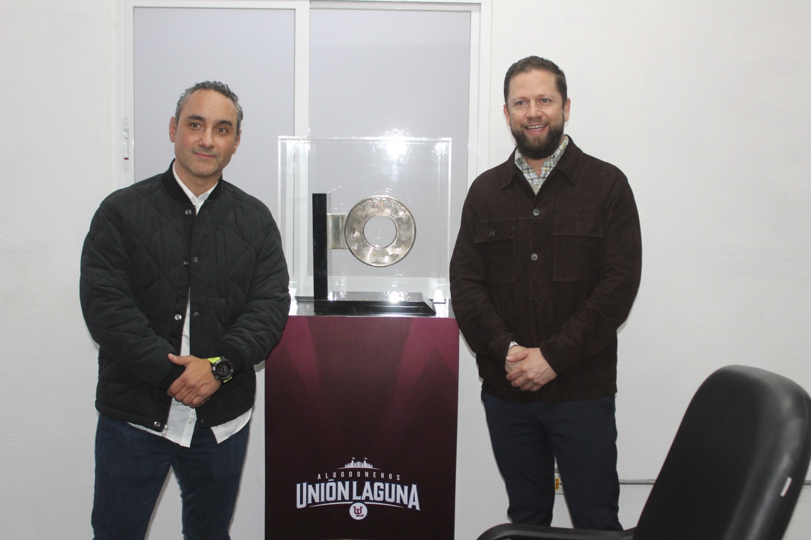 El nuevo titular del deporte en Coahuila, platicó con Guillermo Murra, presidente del Club Algodoneros del Unión Laguna (ESPECIAL)
