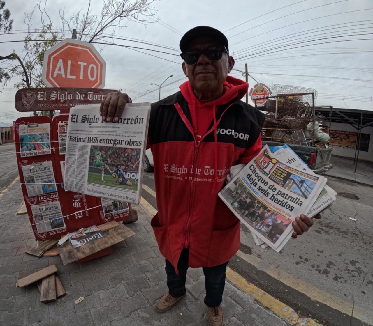 Don Armando es uno de los voceros que más periódicos vende diariamente. (VERÓNICA RIVERA / EL SIGLO DE TOREÓN)