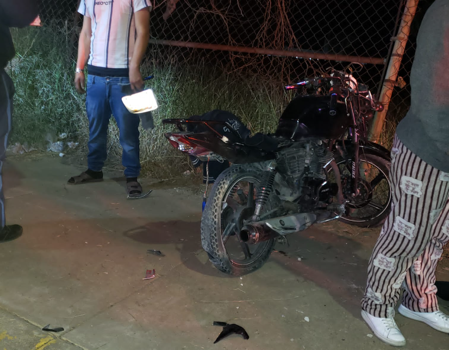 La motocicleta fue retirada del lugar con la ayuda de una grúa y depositada en un corralón de la ciudad para su resguardo. (EL SIGLO DE TORREÓN)