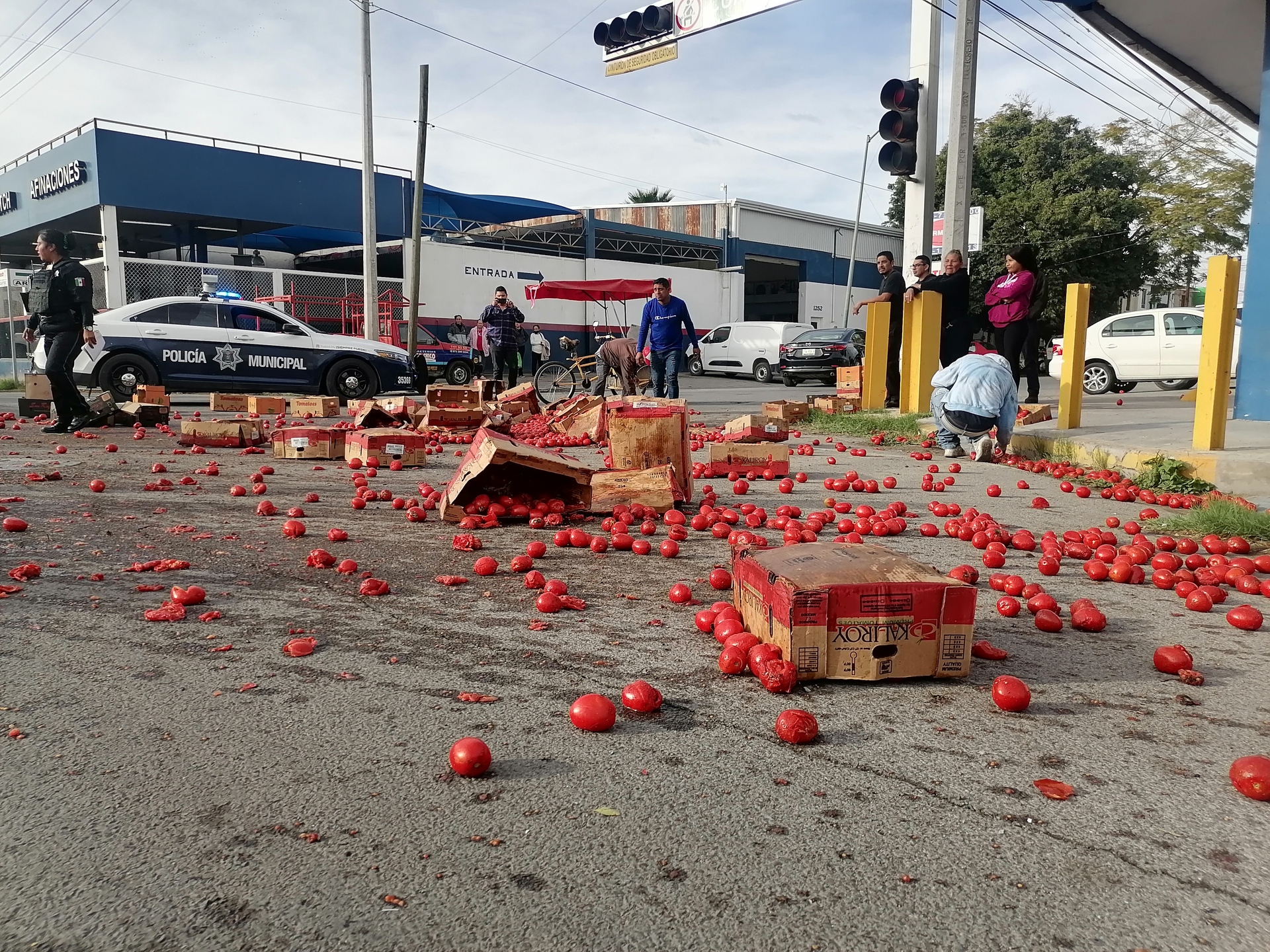 Camioneta cargada con tomate es impactada por un auto en el Centro de Torreón