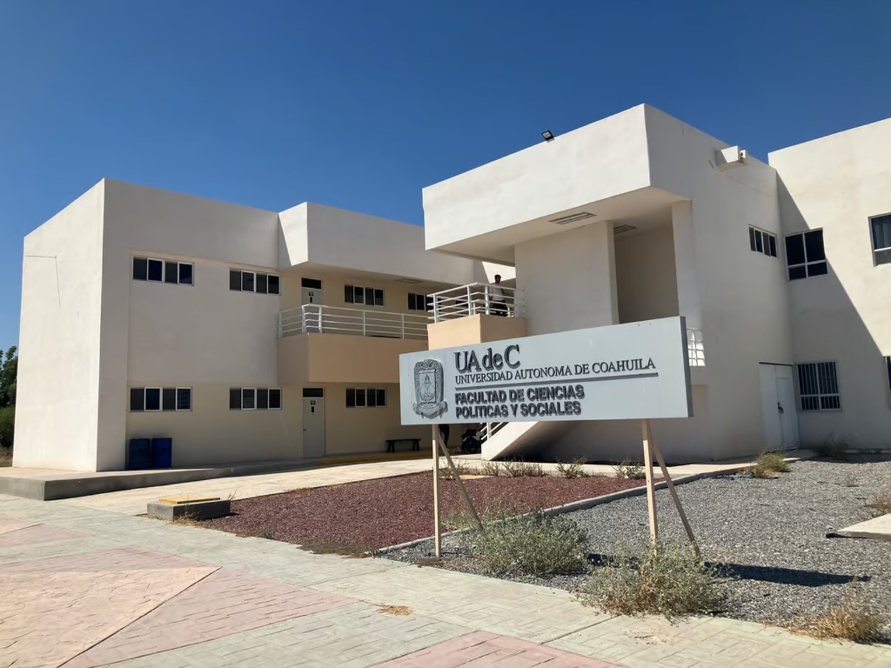 La votación en cada escuela, facultad o instituto será presidida por el Consejo Directivo de cada una de ellas.