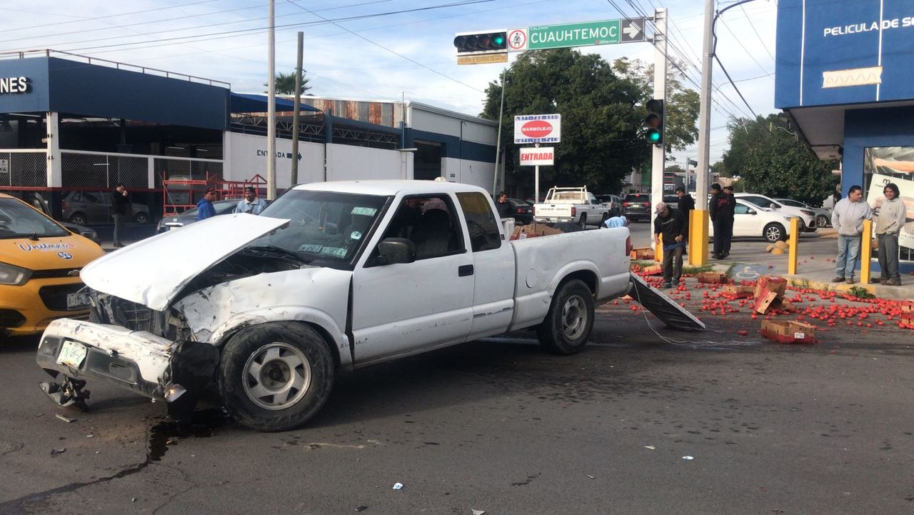 Automóvil impacta a camioneta con tomates en sector Centro de Torreón