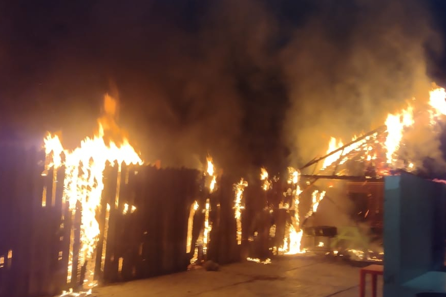 La madrugada del miércoles, elementos de prevención, auxilio y rescate de Torreón se movilizaron hasta las instalaciones de las canchas de futbol 'La Bombonera', tras el reporte de un incendio.