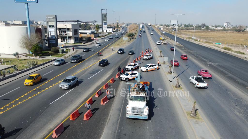 Inicio de la desviación de circulación en los carriles centrales del periférico por las obras del Giro Independencia de Torreón. (FOTOGRAFÍA: EMMANUEL AZUARA)