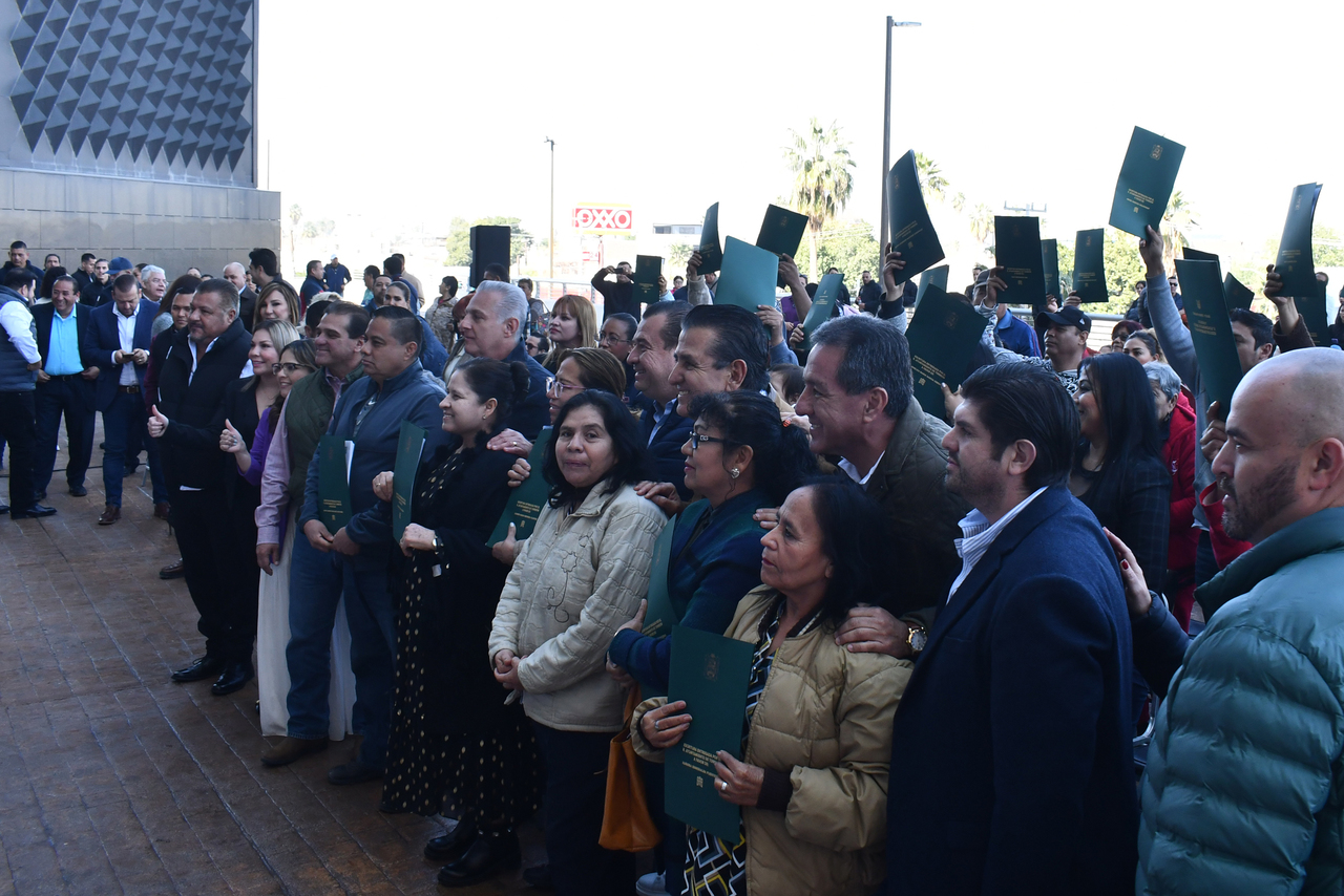 Con escrituras, dan certeza jurídica a 77 familias de Torreón