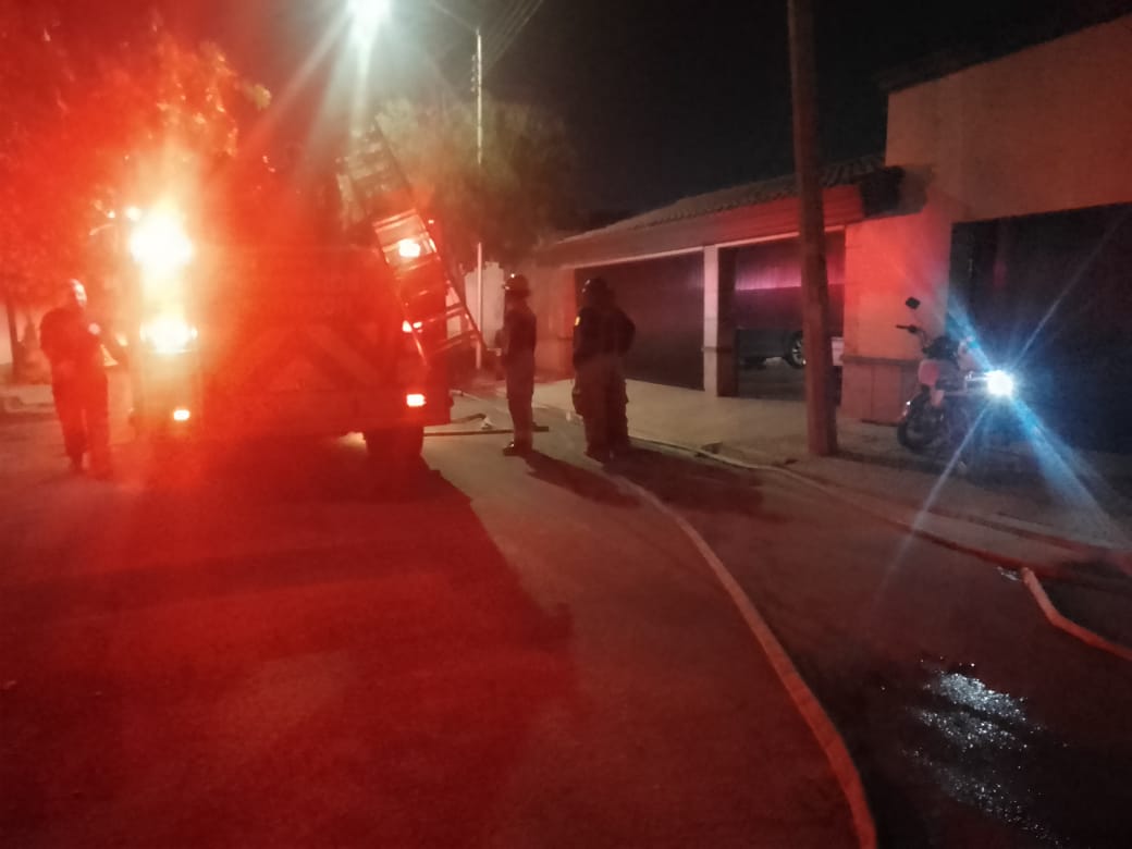 Hombre amenaza con prender fuego a su casa para terminar con su vida en Torreón