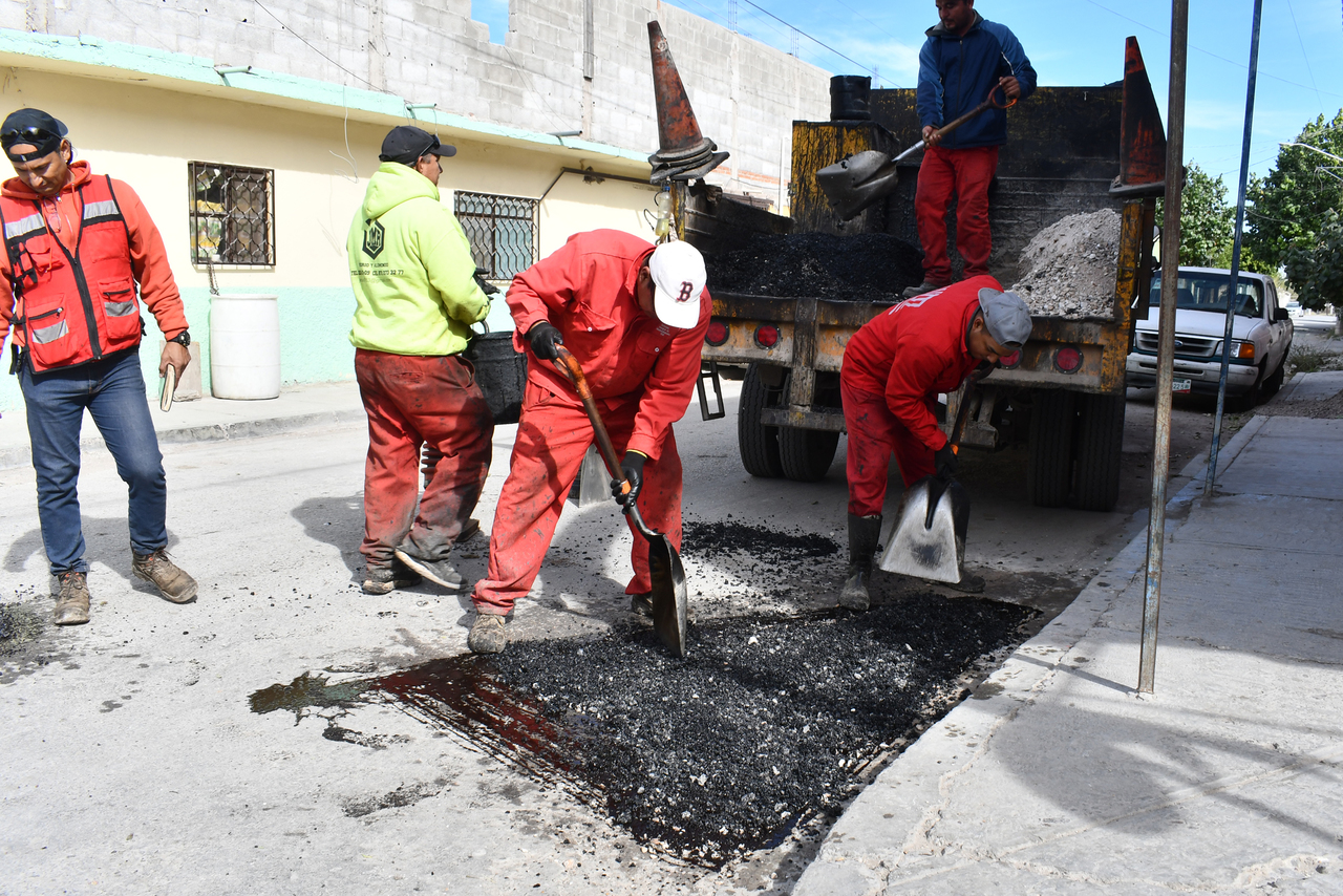 Realizan labores de bacheo en atención a reportes en Torreón