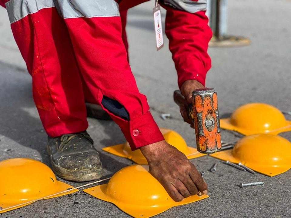 Dan mantenimiento a señalética de calles y avenidas en Torreón