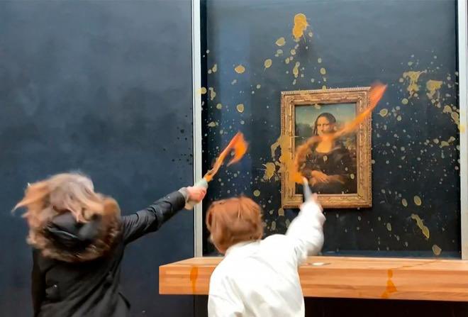 Dos activistas climáticas lanzan botes de sopa sobre la Mona Lisa en el Louvre