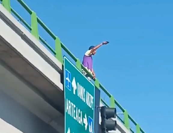 Hombre buscaba acabar con su vida al tratar de saltar desde un puente vehicular de Saltillo