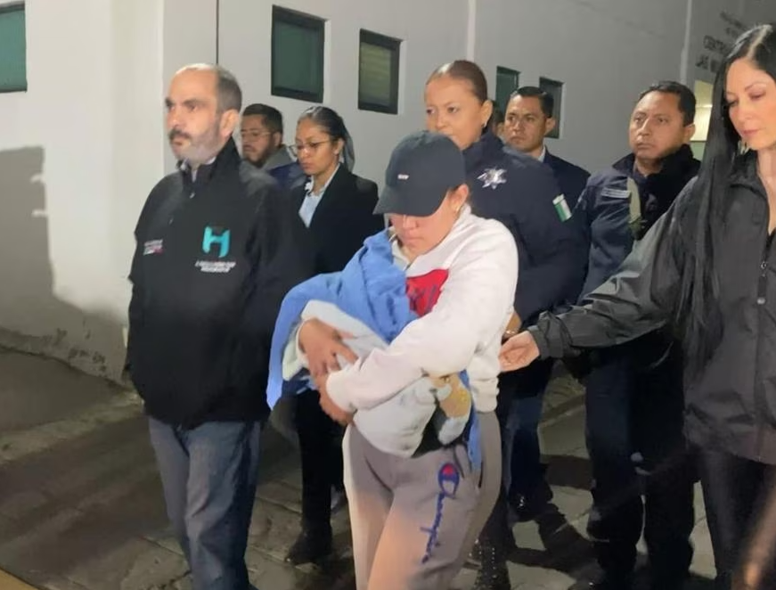 Padres reciben a bebé robado por su niñera en Pachuca y encontrado en Valle de Chalco
