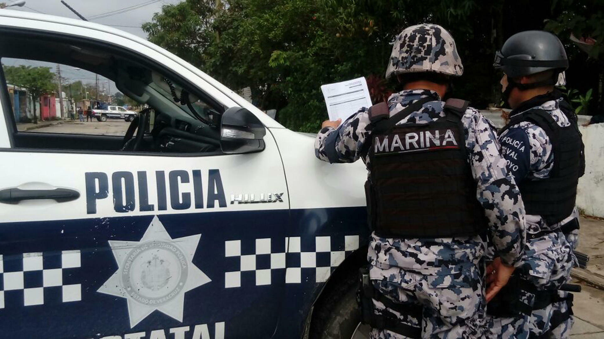 Encuentran cuerpos desmembrados en camionetas con mensajes del CJNG en Veracruz
