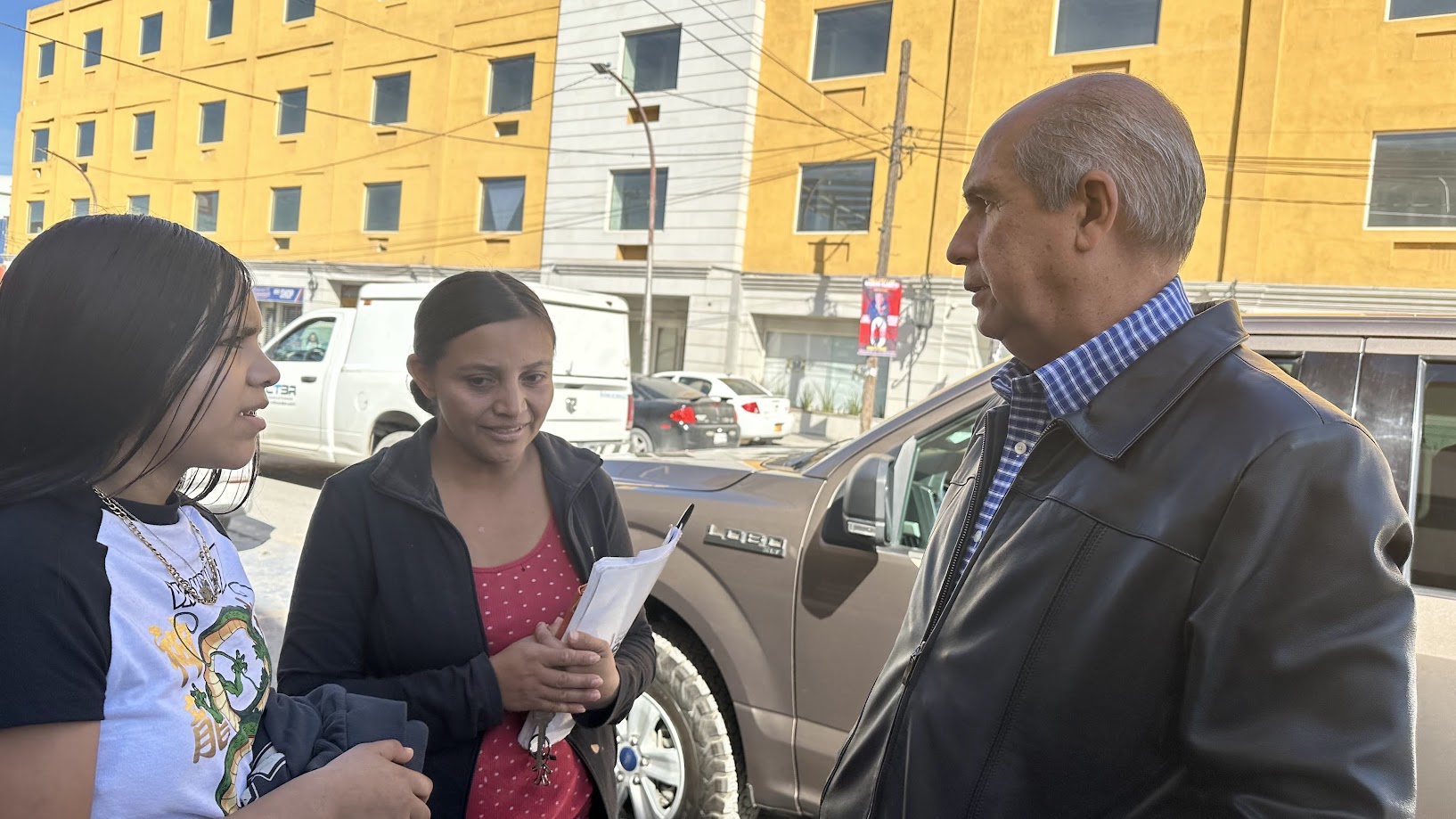 La falta de recursos para hacer la celebración de su hija, la llevó hasta la plaza principal de Monclova, donde la adolescente bailó su vals. 