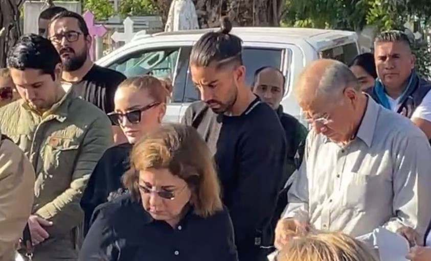 El futbolista Rodolfo Pizarro hizo el viaje desde Atenas, Grecia, para despedir la tarde de este martes a su tía Elizabeth Thomas González, quien fue asesinada la noche del pasado sábado en el municipio de Ciudad Madero.