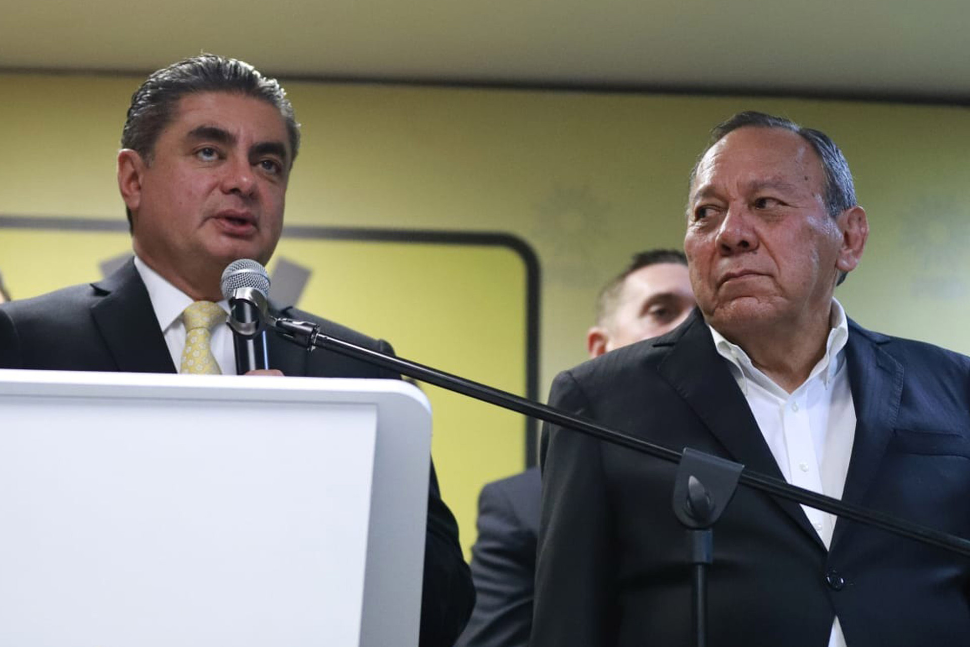 Luis Espinoza Cházaro deja la coordinación del PRD en la Cámara de Diputados