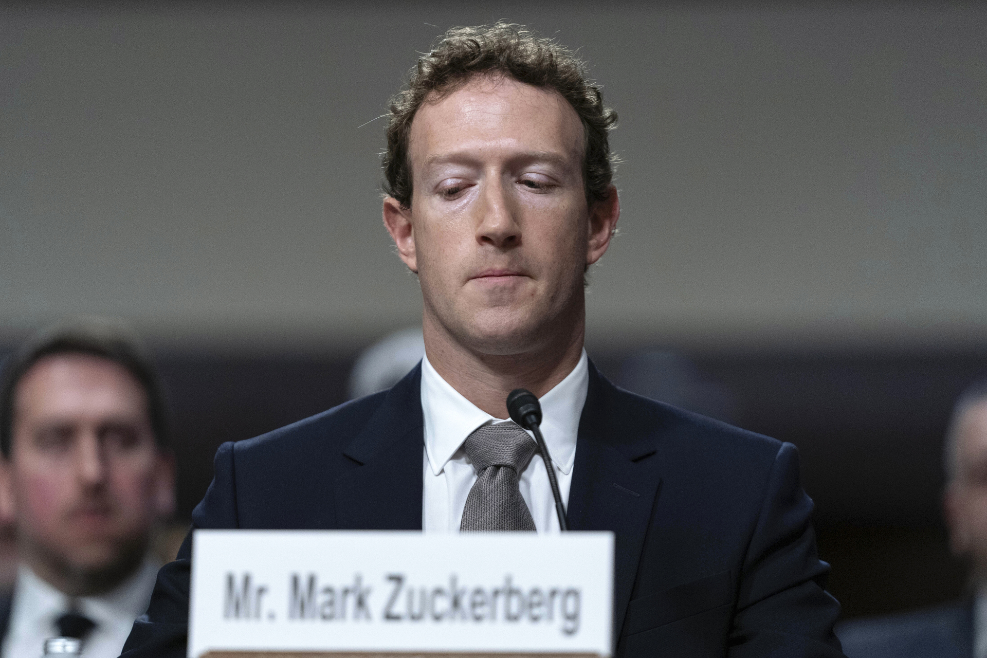 Mark Zuckerberg pide perdón a familias de víctimas de abuso infantil en redes sociales