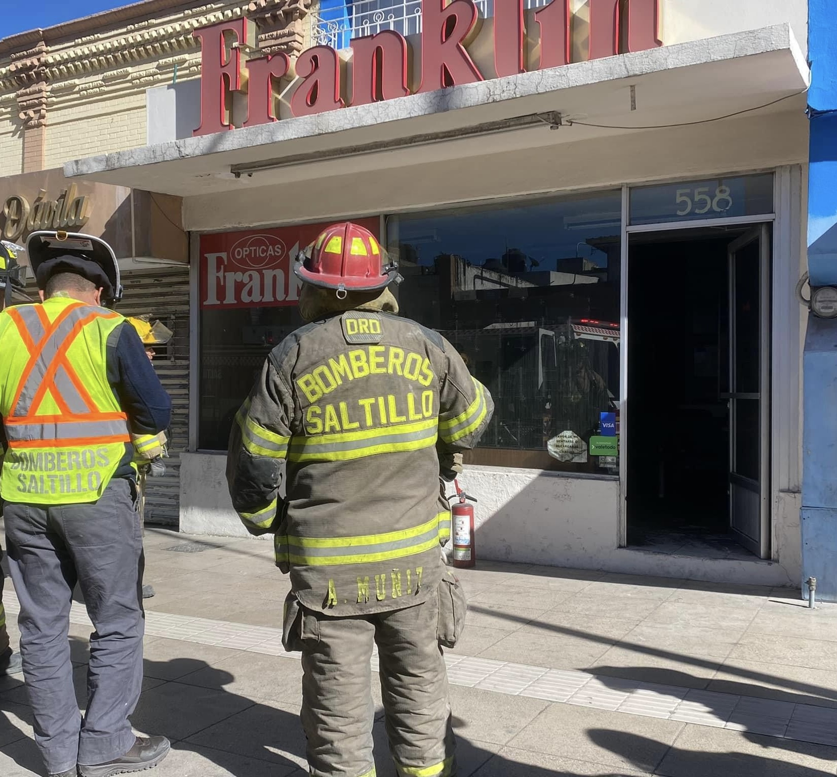 Se incendia óptica en Saltillo, desconocen posibles causas