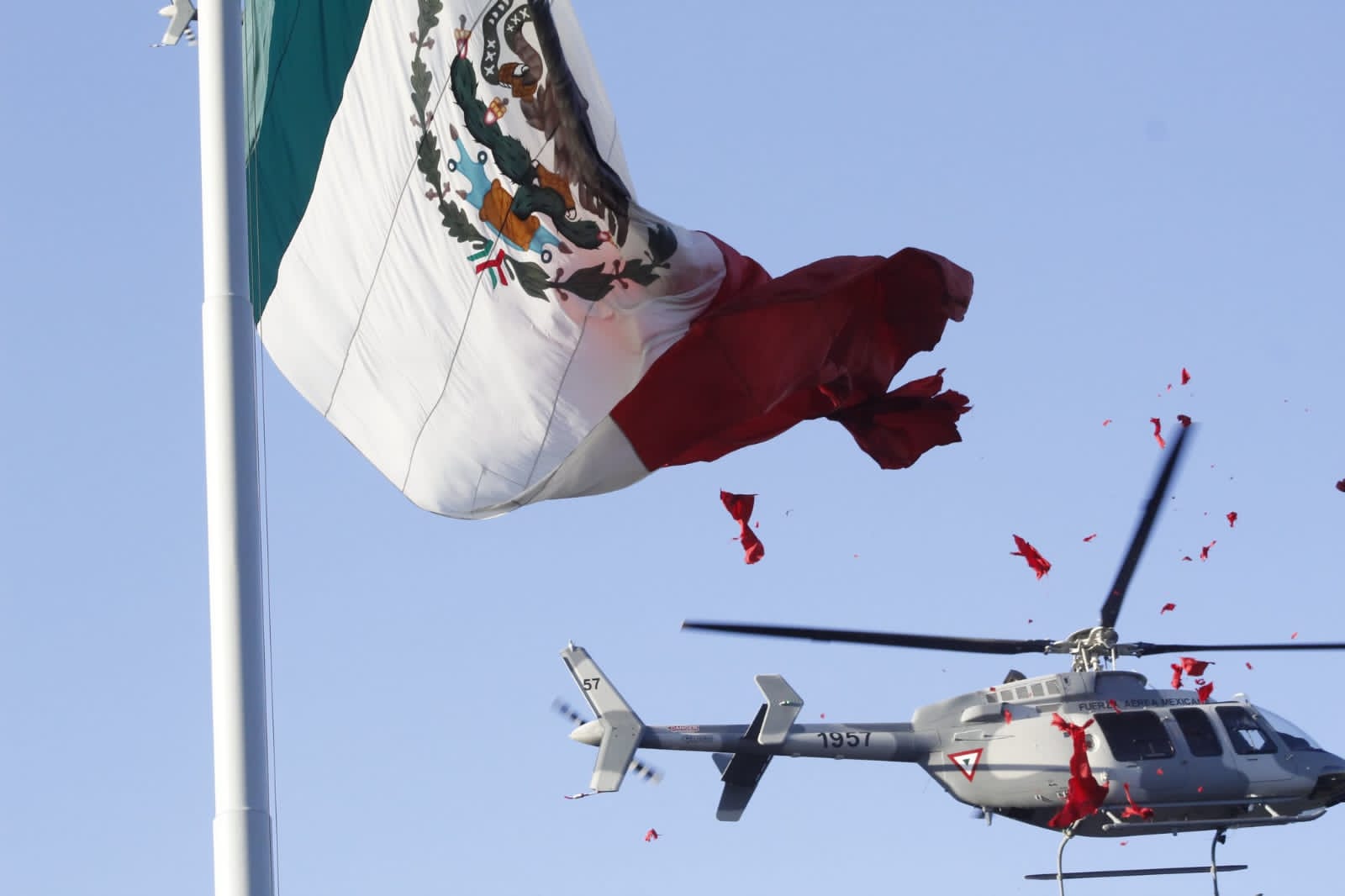 'Mi primera chamba': helicóptero de la FAM rasga una parte de la Bandera monumental en el Campo Militar 1