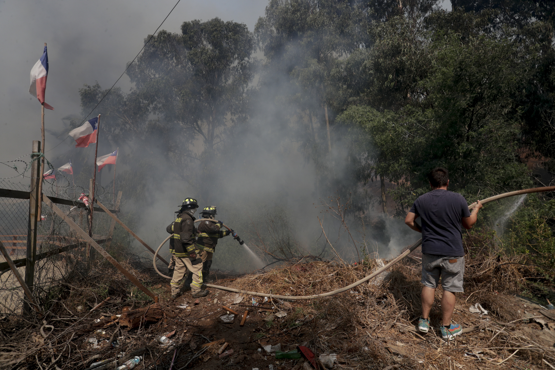 Devastadores incendios en Chile cobran la vida de al menos 64 personas; Boric alertó que la cifra crecerá