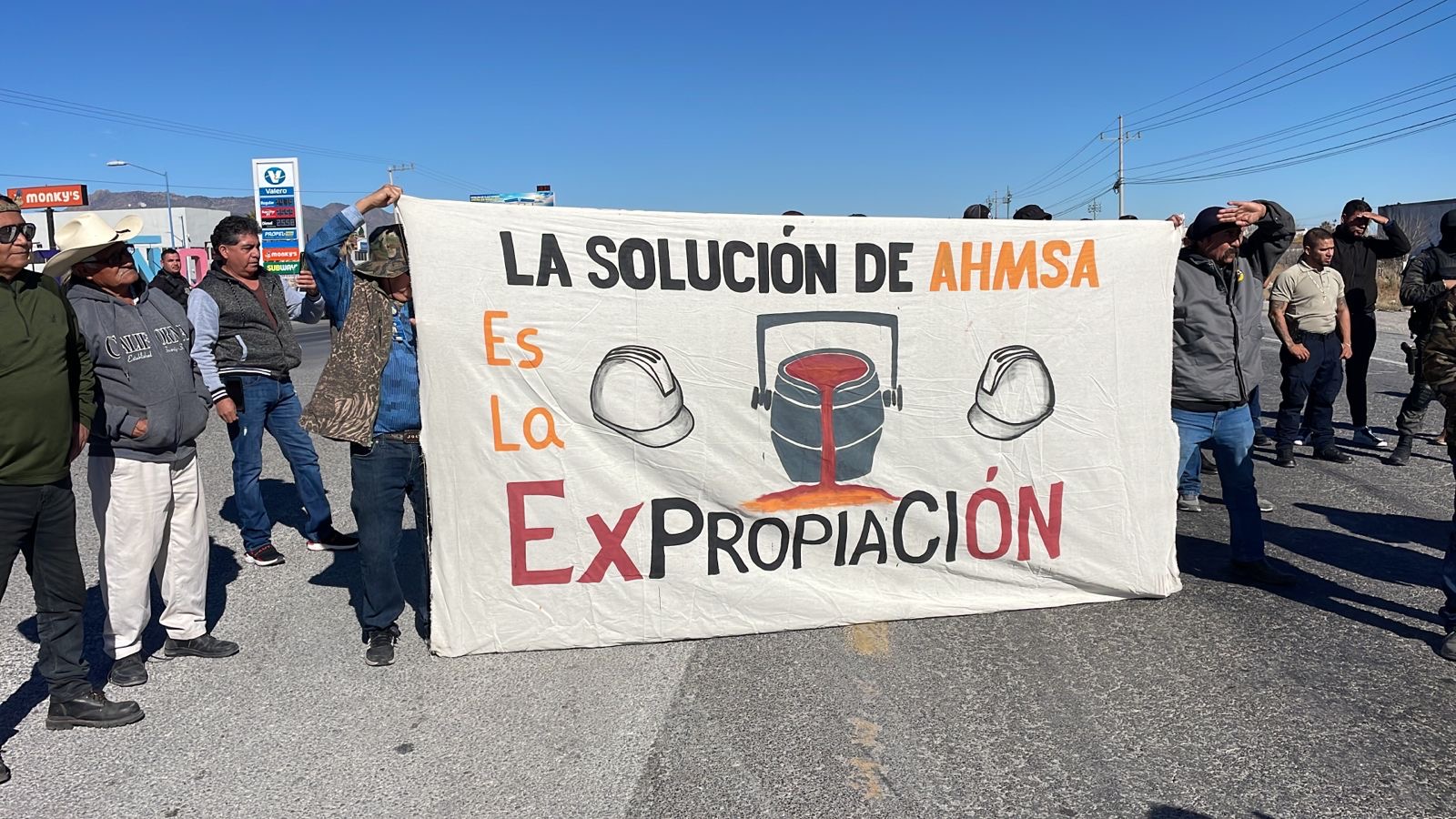 Trabajadores de AHMSA bloquean la carretera federal 57 en busca de una solución para la siderúrgica