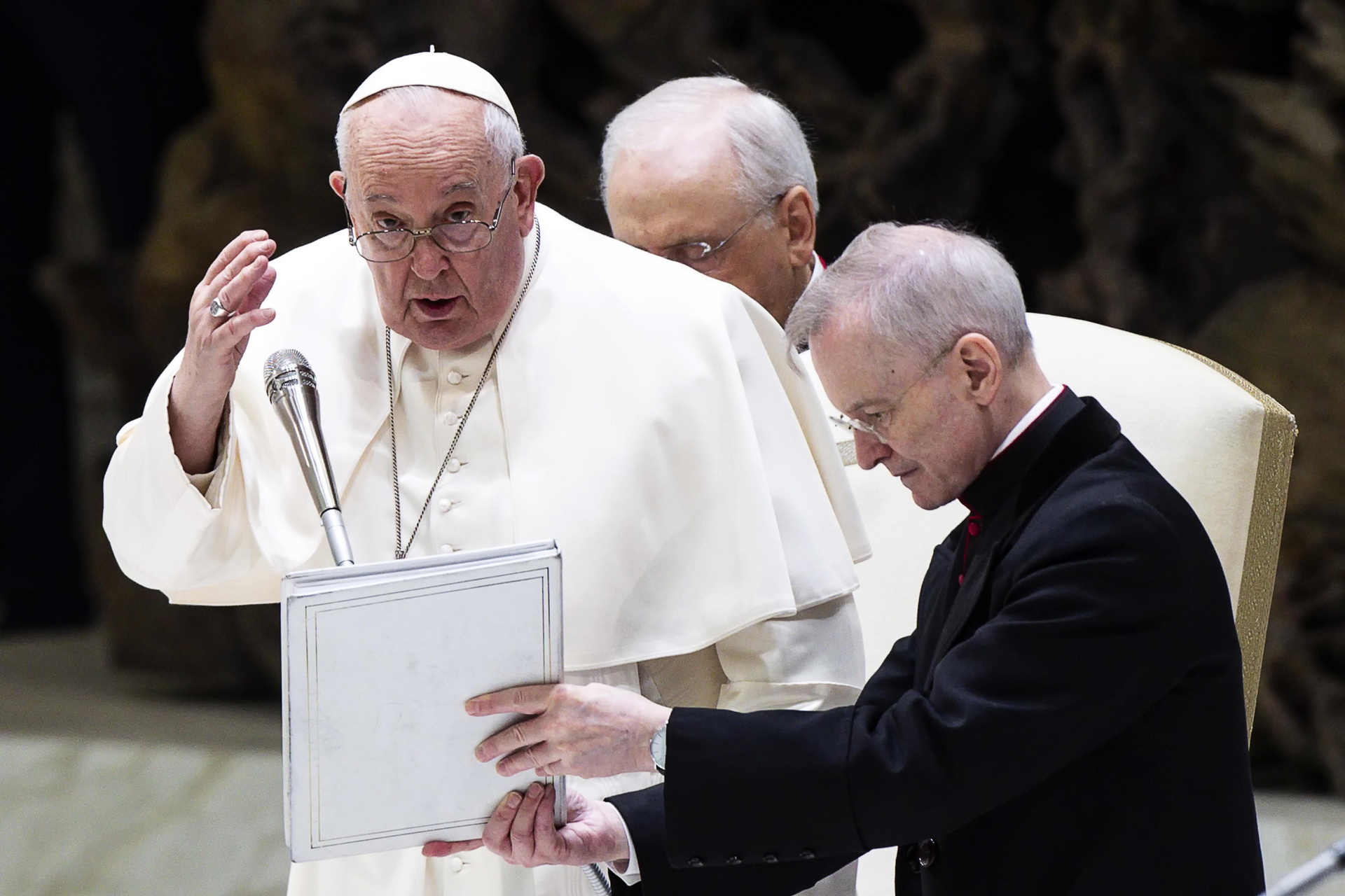 'Es una hipocresía', dice papa Francisco a aquellos que critican bendición a parejas gais