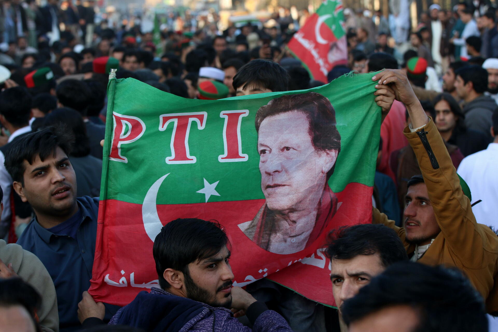 Aliados de Imran Khan obtienen mayoría en elecciones de Pakistán