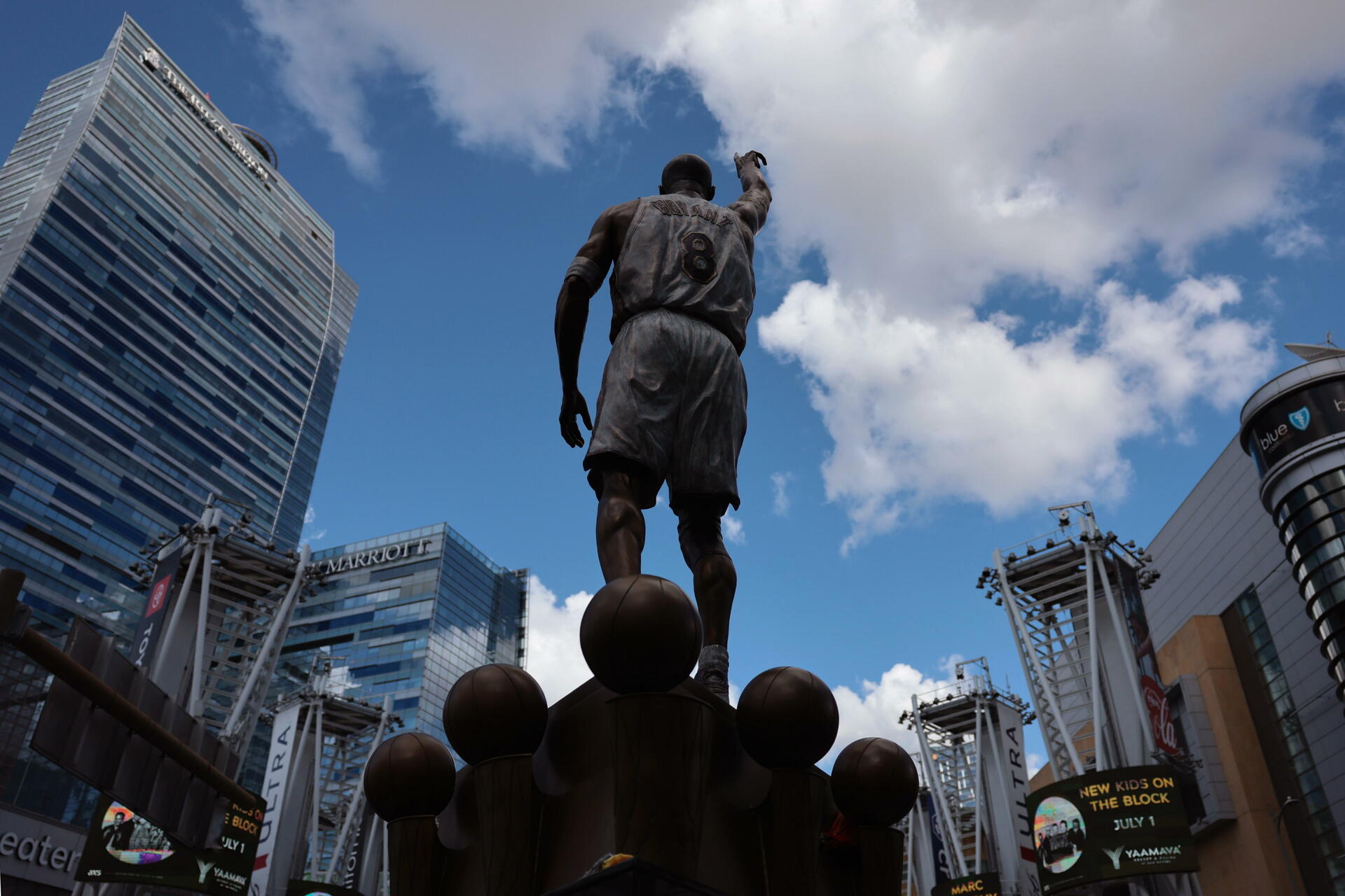 Los Lakers inauguran la estatua de Kobe Bryant