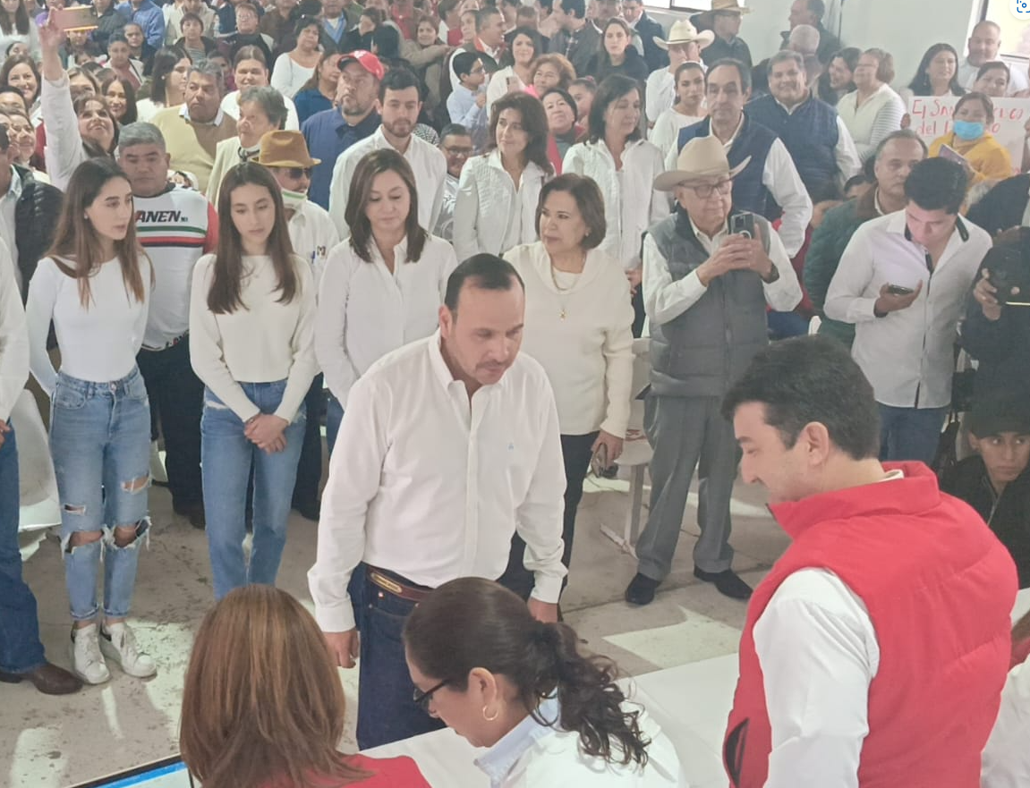 Fernando Orozco se registra para participar en elecciones por la alcaldía de Parras de la Fuente