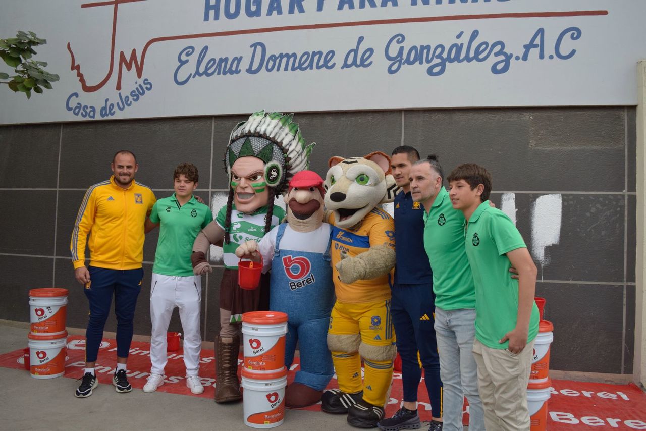 Jugadores y exjugadores del Club Santos y del Tigres, dieron el primer brochazo para mejorar la fachada de la Casa Hogar para Niñas. (GUADALUPE MIRANDA / EL SIGLO DE TORREÓN)