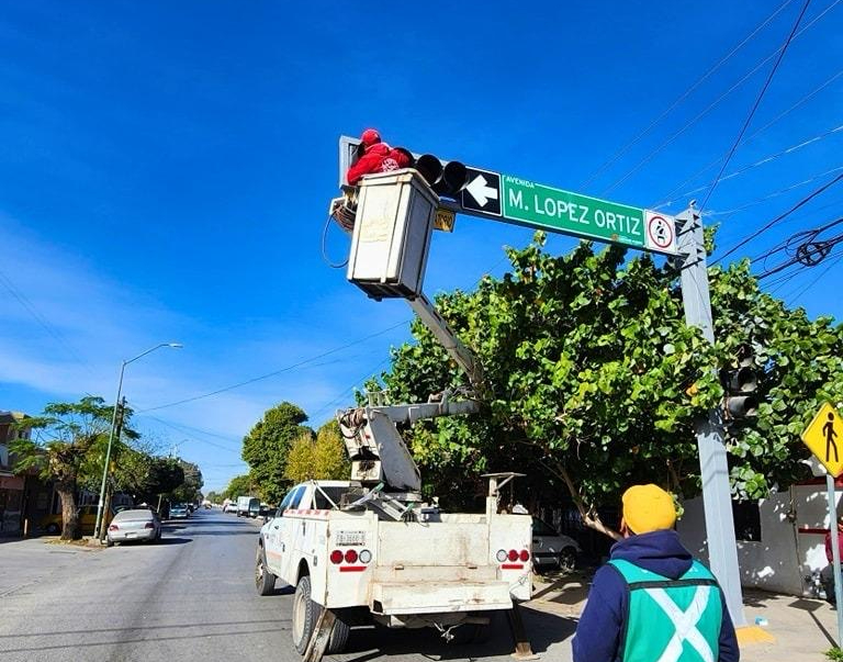 Realizan mantenimiento y colocan nuevos semáforos en cruceros de Torreón