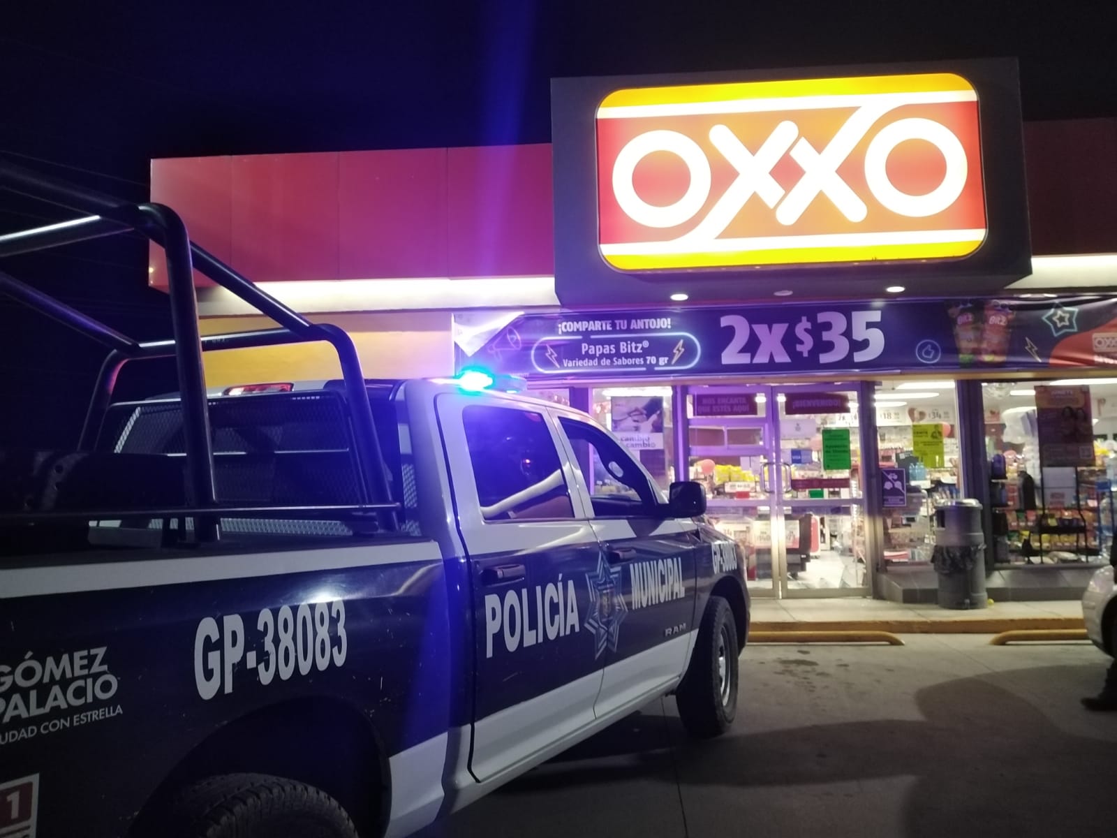 Ladrones se llevan dinero y un tequila de una tienda de conveniencia en Gómez Palacio