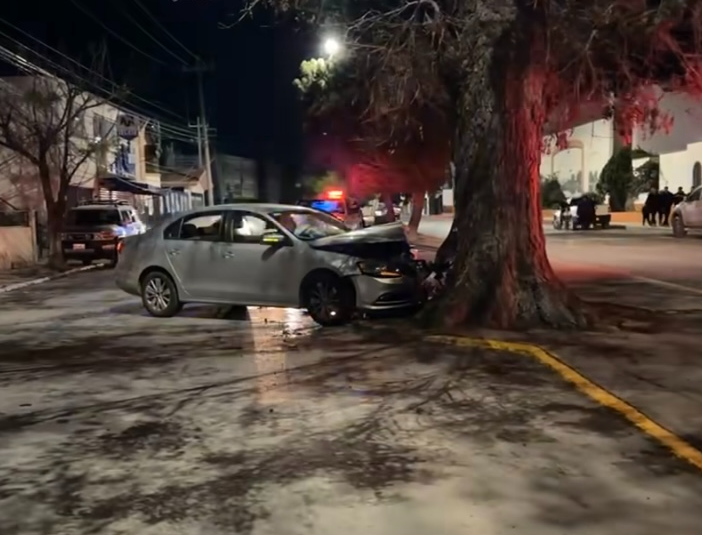 Conductor alcoholizado se impacta contra árbol tras ser chocado en Saltillo