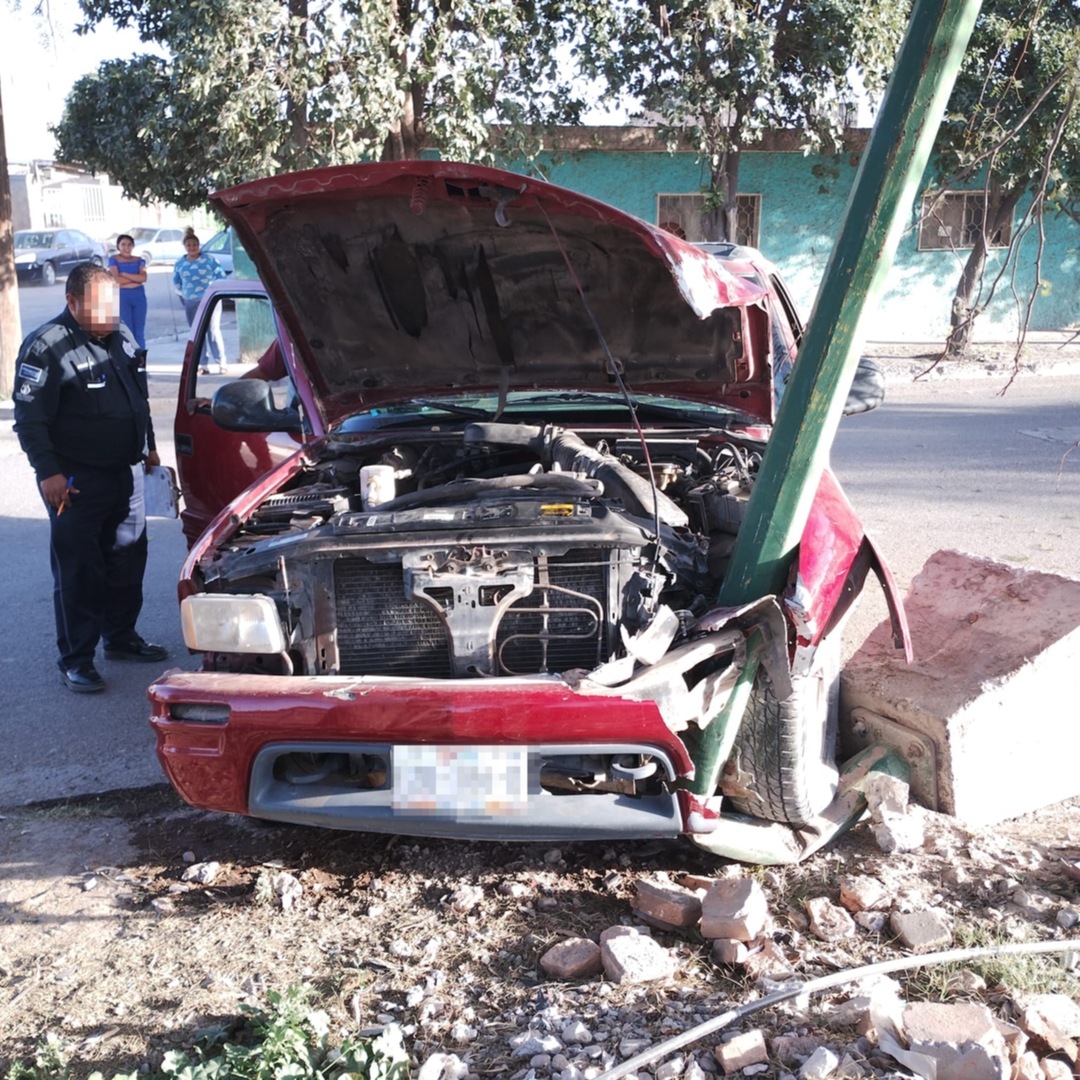 Conductor pierde el control de su camioneta y choca contra una ...