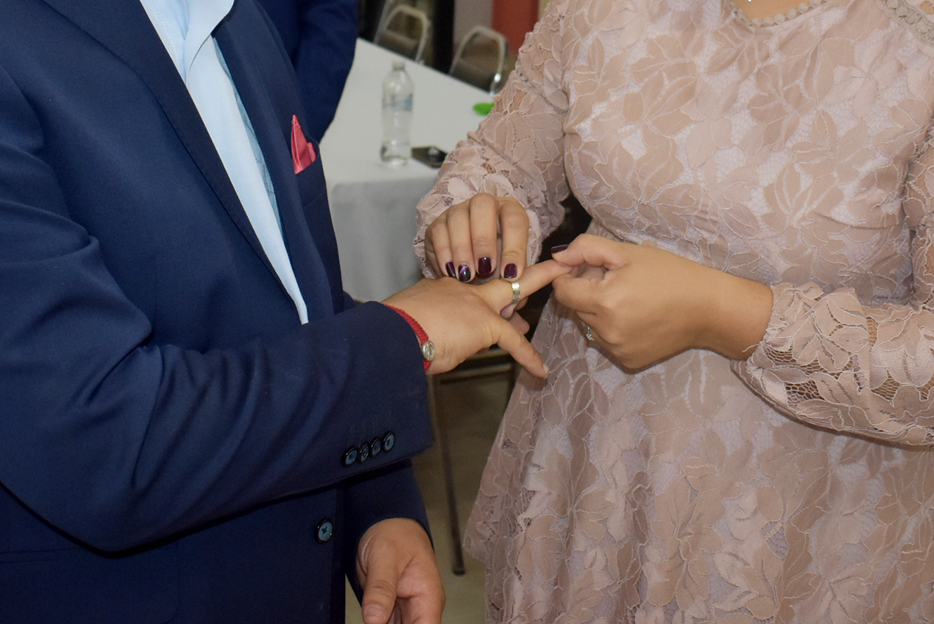 Entrega de anillos durante una ceremonia de matrimonio. (ARCHIVO)