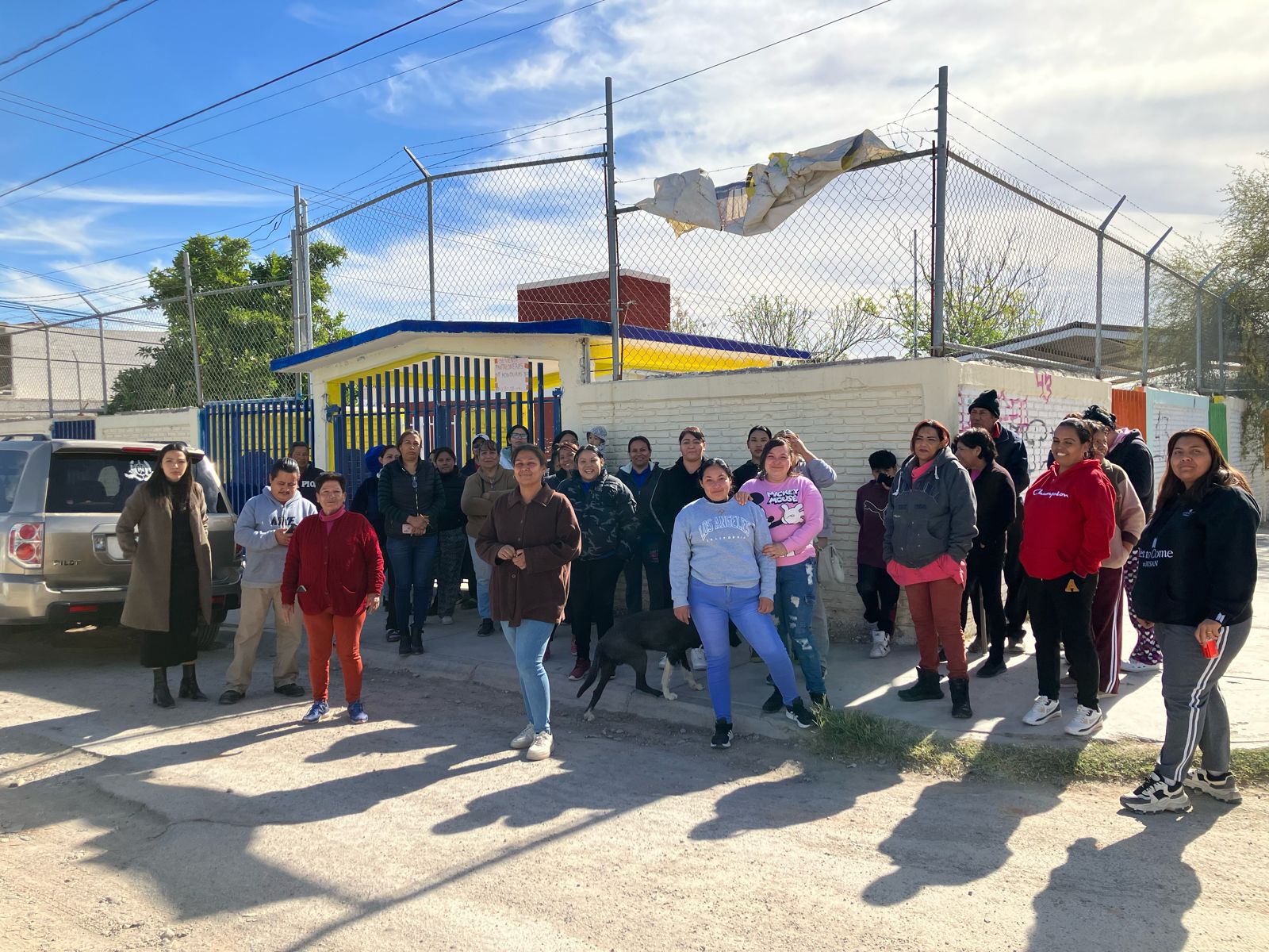 Padres de familia se manifiestan ante posible cierre de Jardín de Niños en Torreón