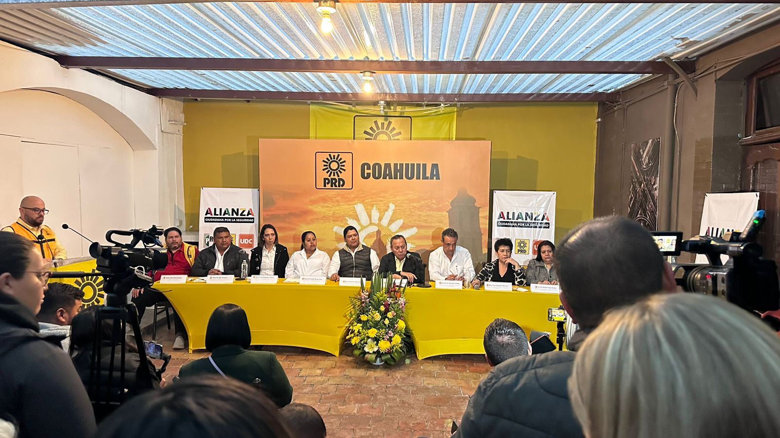 El presidente nacional del Partido de la Revolución Democrática, Jesús Zambrano, presenta a los precandidatos. (PENÉLOPE CUETO)