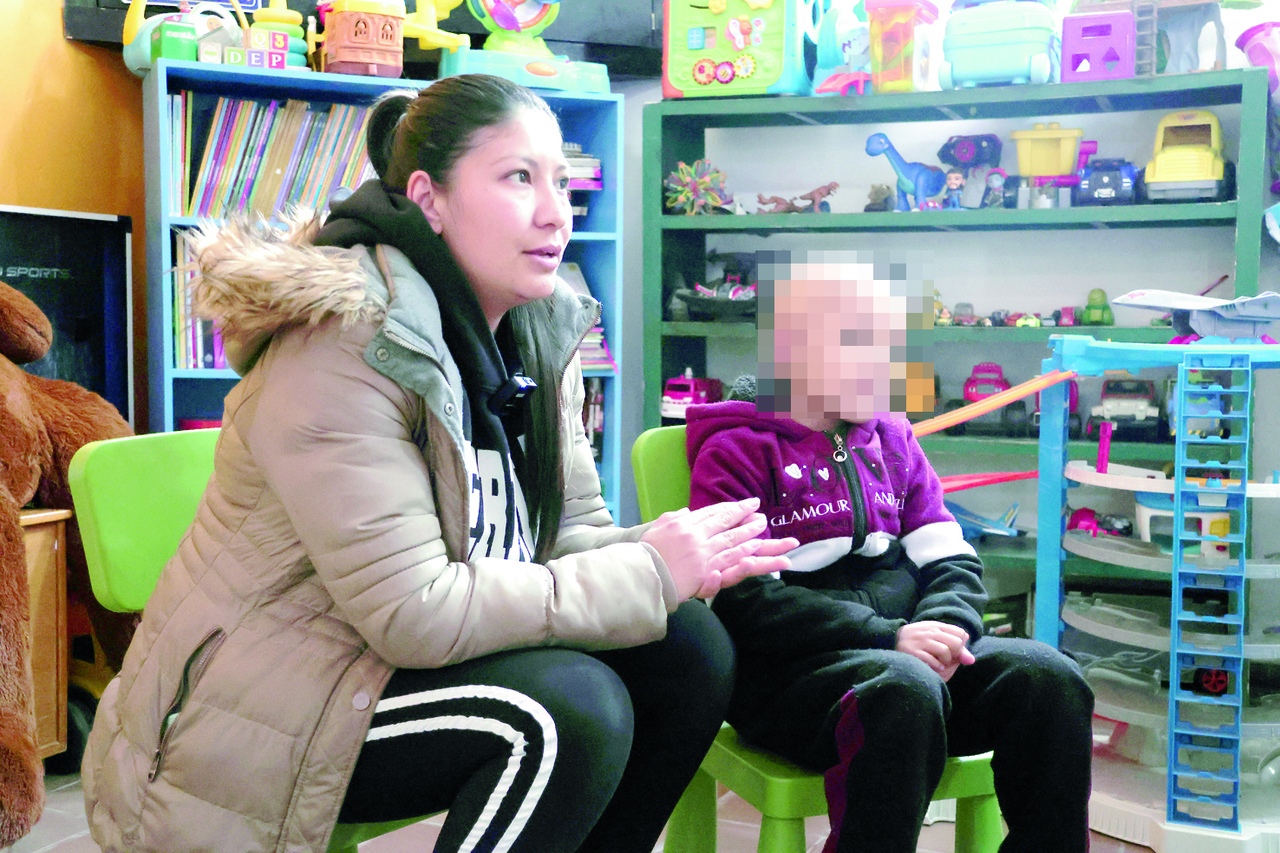 Para la pequeña Itzel y su madre Yessenia, Casa Feliz ha sido como un segundo hogar en Torreón, durante su lucha contra el tumor cerebral que le fuera detectado a la pequeña. (VAYRON INFANTE / EL SIGLO DE TORREÓN)