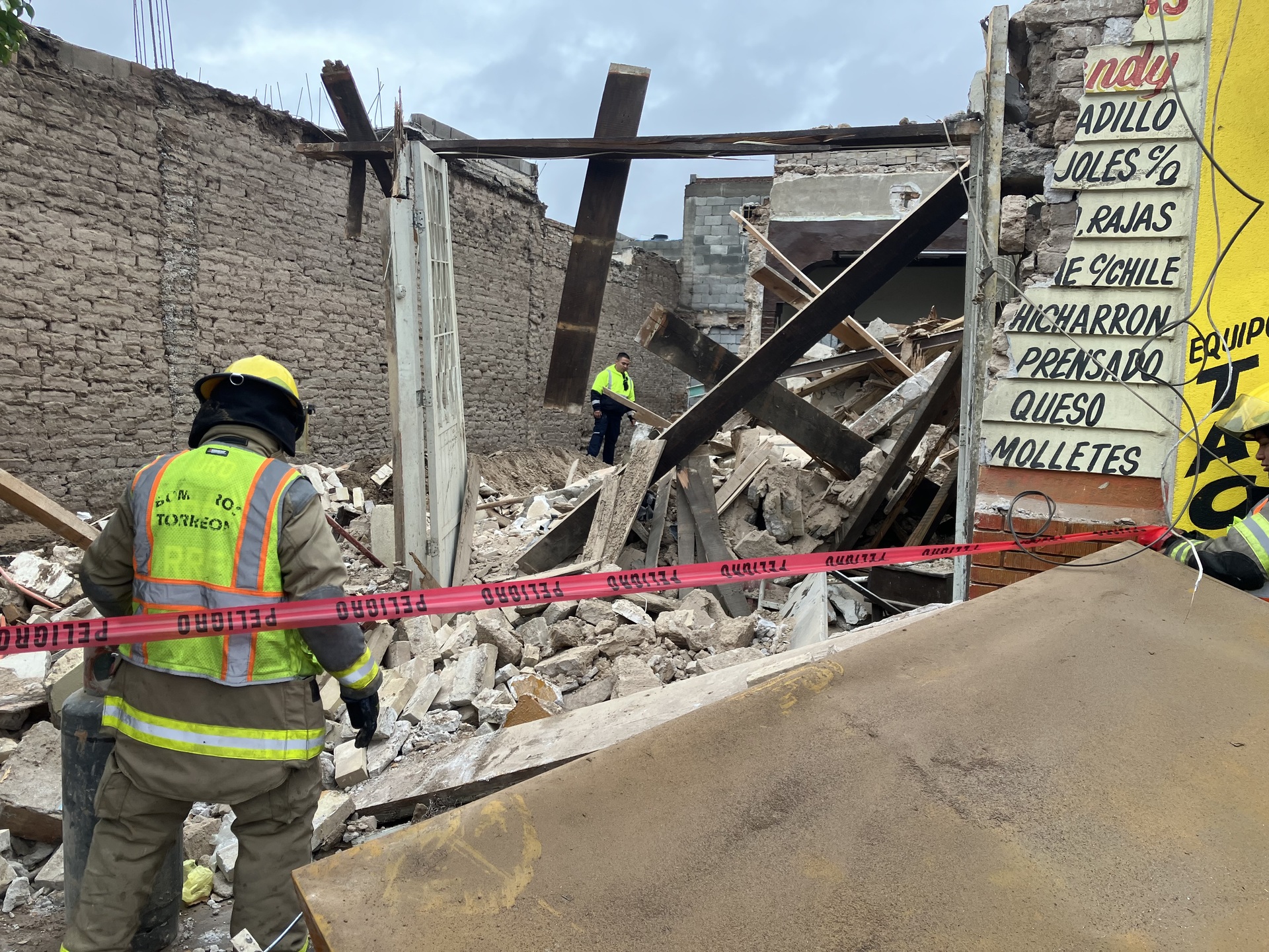 Derrumbe en propiedad del Centro de Torreón deja tres lesionados