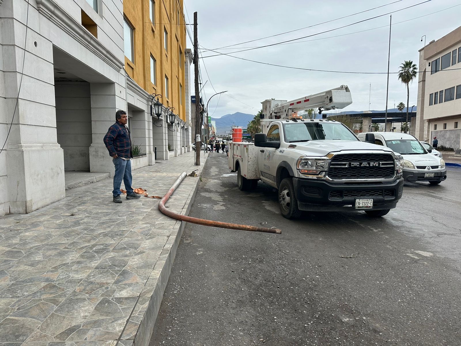 Derriba camioneta de Ecología poste de alumbrado en Monclova 