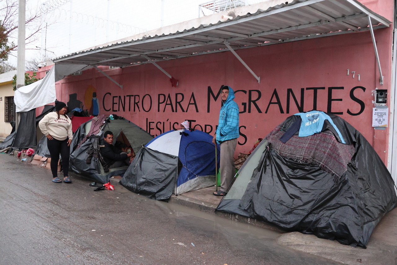 Con hules y algunos dentro de casas de campaña, fue como los migrantes se resguardaron de la lluvia a las afueras del Centro de Día. (VAYRON INFANTE / EL SIGLO DE TORREÓN)