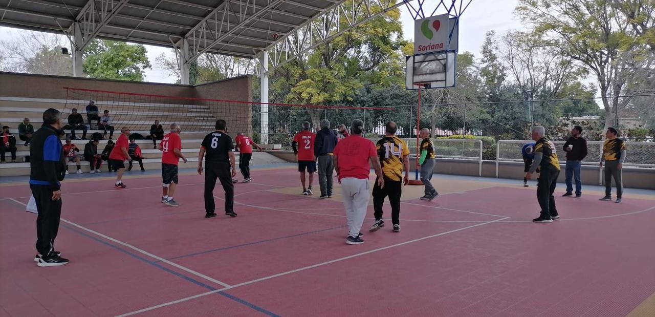 Participan adultos mayores del DIF Torreón en competencia deportiva amistosa.